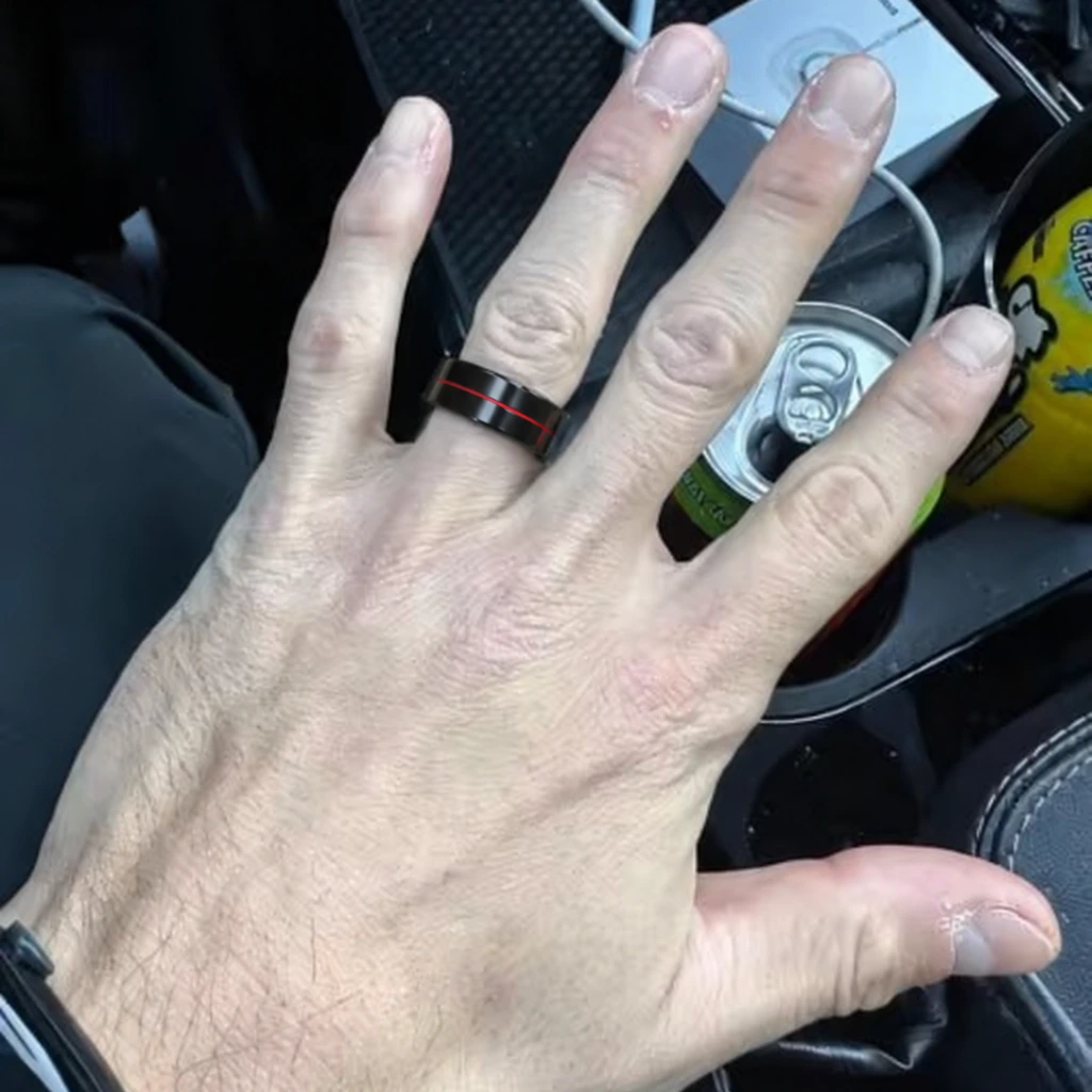 Pirkėjo nuotrauka: ranka su juodu žiedu automobilyje