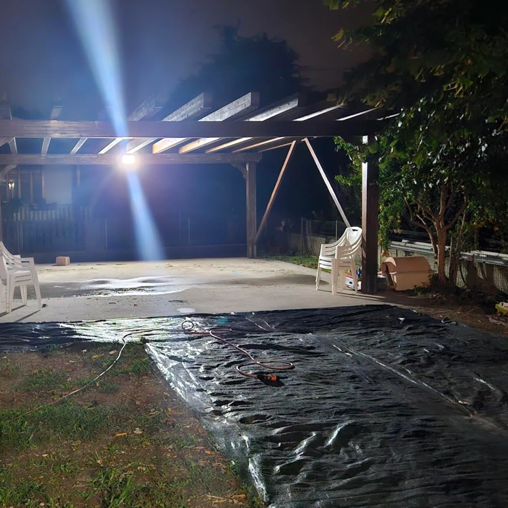 Foto de un cliente: el patio con el tejadillo del coche iluminado de noche por el foco