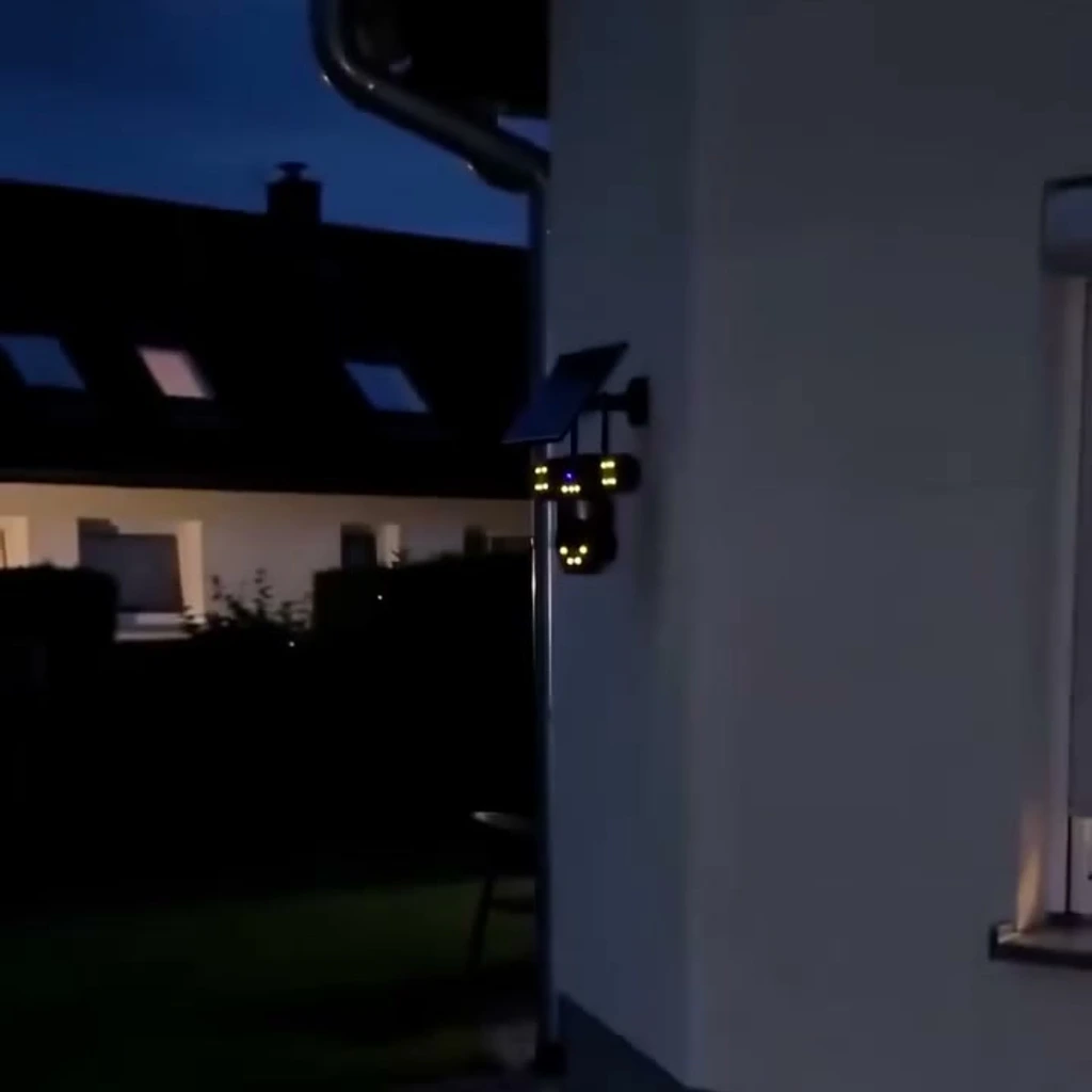 El césped de detrás de la casa de noche, a oscuras: al fondo, apenas las luces de las casas vecinas